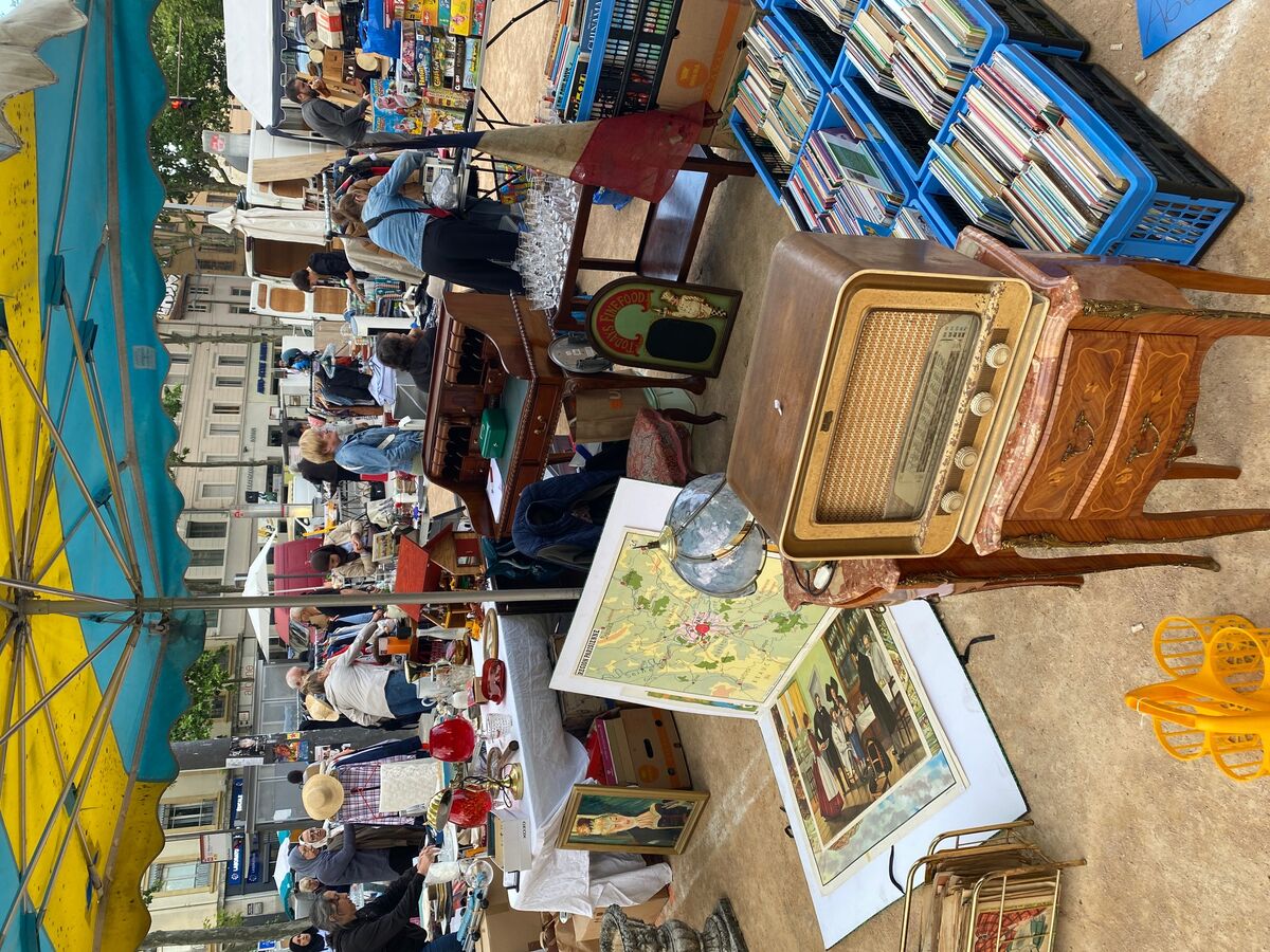 Stand de brocante avec meubles anciens, vaisselle et bibelots