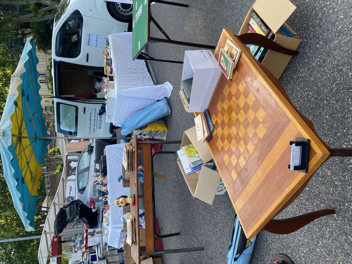 Camion Le Grenier aux Mille Trésors installé sur une brocante