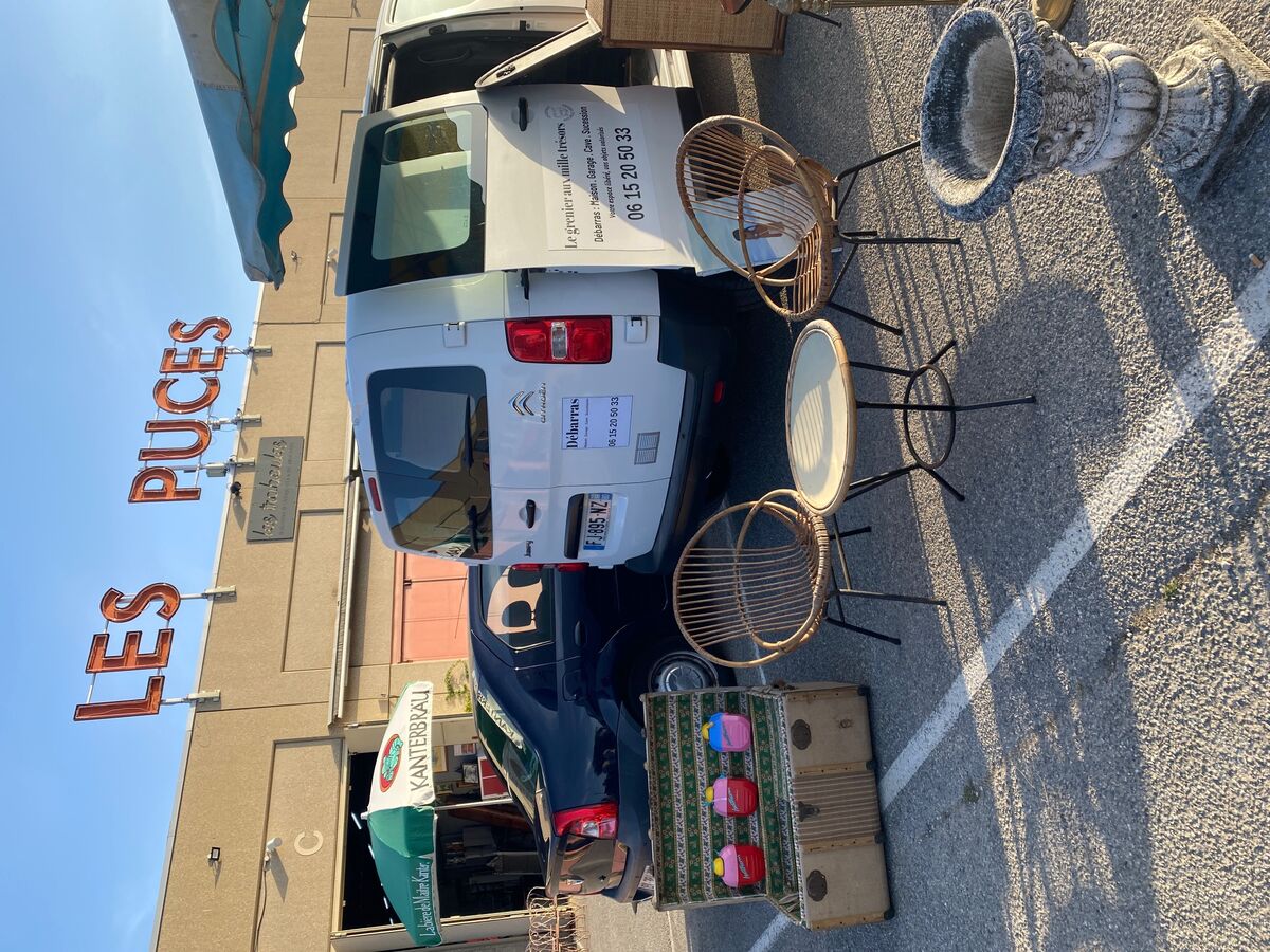 Camion Le Grenier aux Mille Trésors garé devant le marché aux puces