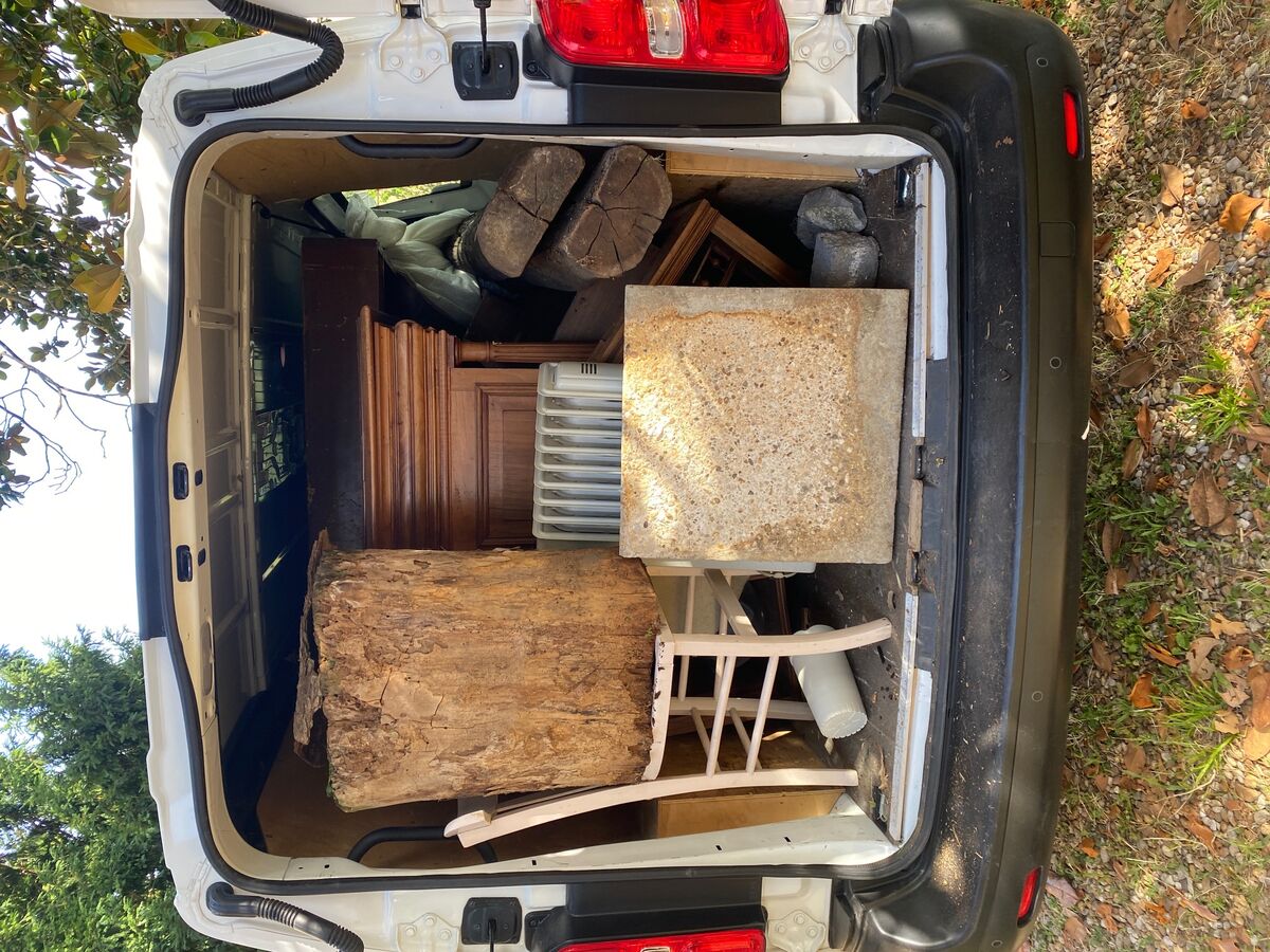 Camionnette chargée de meubles anciens récupérés lors d'un débarras