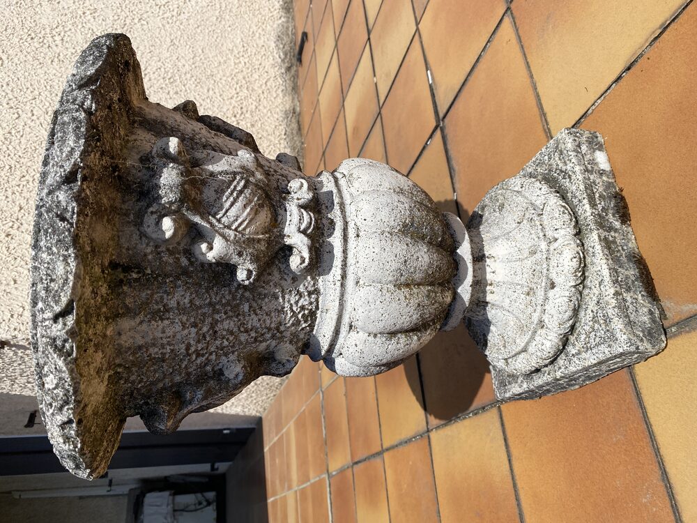 Vasque en pierre reconstituée sur piédouche, style jardin